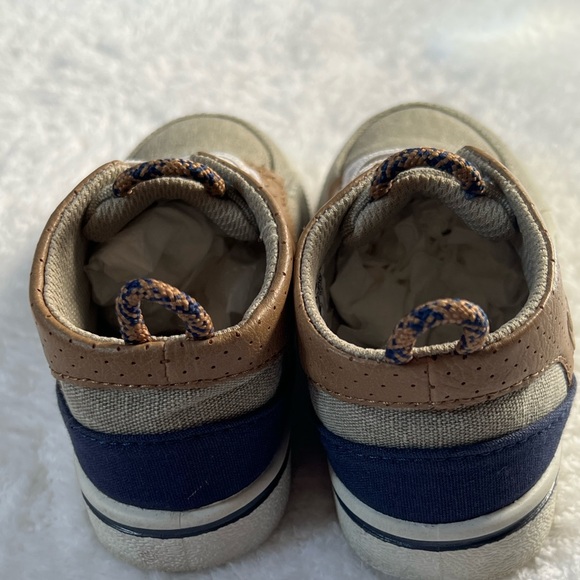 Boy's Oshkosh B'gosh worn just a couple of times - Picture 3 of 4